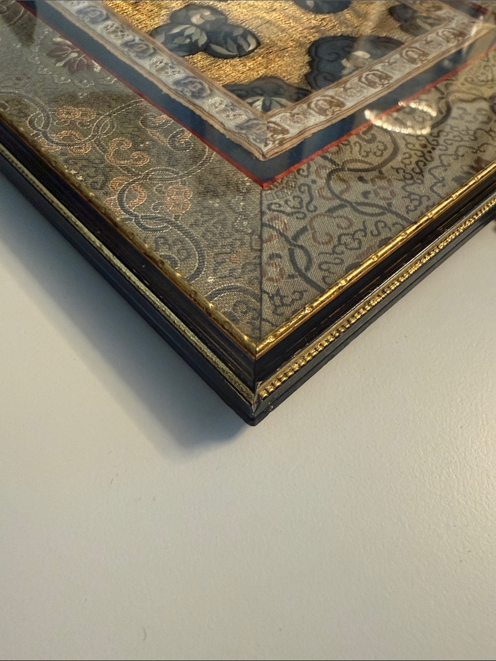 Vintage Chinese Silk Embroidery Framed by Wah Cheong Hong Kong MCM Brass hanger - Picture 8 of 14